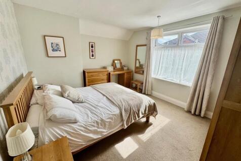 Bedroom 1.jpg