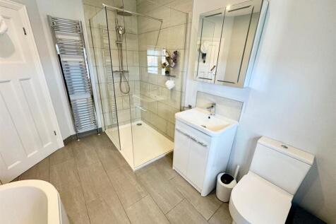 Bathroom 3.jpg