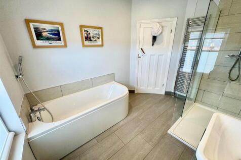 Bathroom 2.jpg