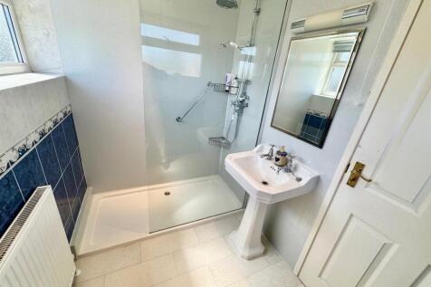 Bathroom 2.jpg