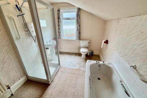 Bathroom 2.jpg