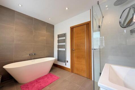 main bathroom 1.jpg