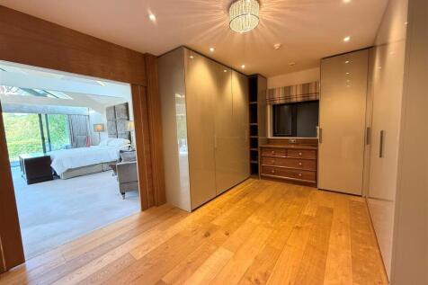 dressing room to bedroom.jpg