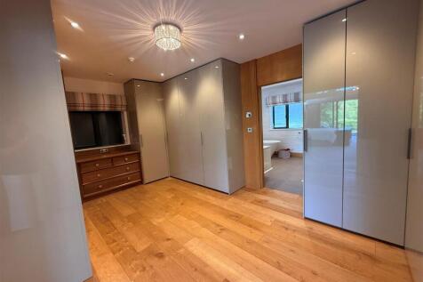dressing room towards bathroom.jpg