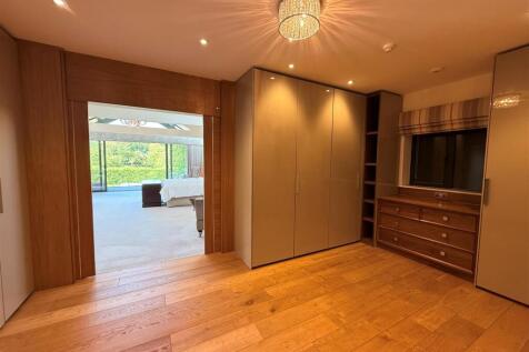 dressing room towards bedroom.jpg