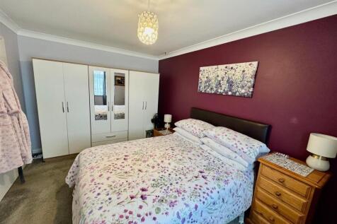 Bedroom 1b.jpg