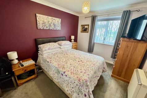 Bedroom 1.jpg