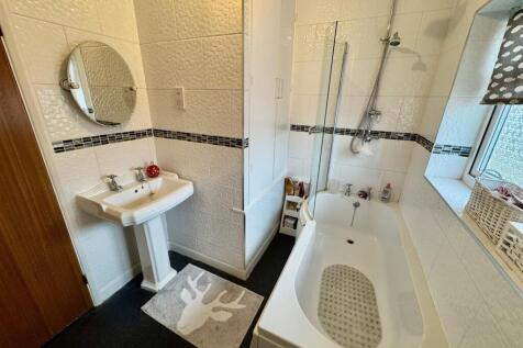 Bathroom 2.jpg