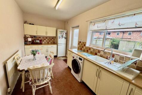 Kitchen 2.jpg