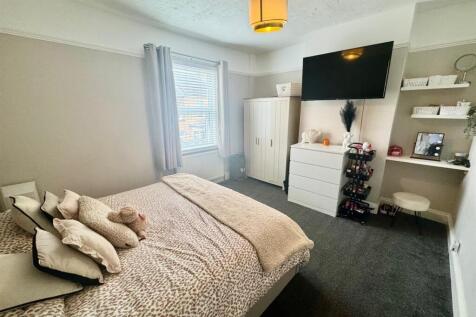 Bedroom 1.jpg
