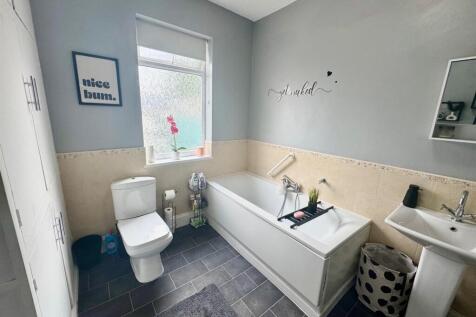 Bathroom 2.jpg