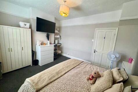 Bedroom 1b.jpg