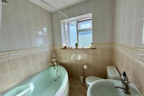 bathroom to window.jpg