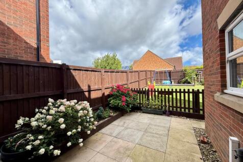 rear patio to garden.jpg