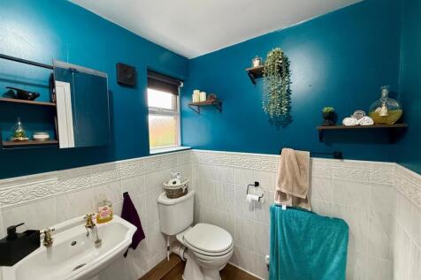 bathroom 2.jpg