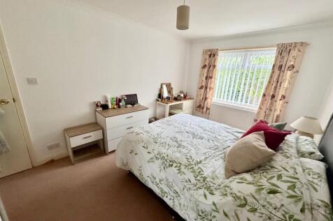 Bedroom 1b.jpg