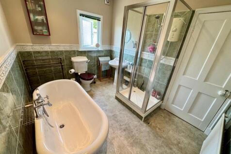 Bathroom 2.jpg