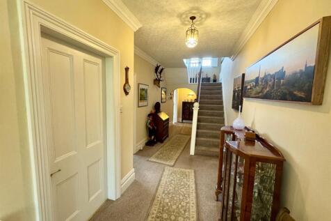 Hallway 2.jpg