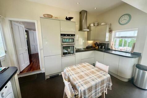 Kitchen 2.jpg