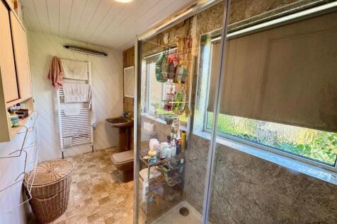Bathroom 2.jpg