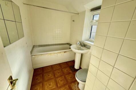 Bathroom 2.jpg