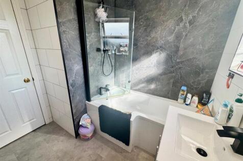 Bathroom 2.jpg
