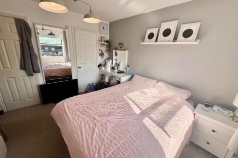 Bedroom 1.jpg