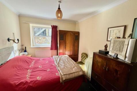 Bedroom 1.jpg