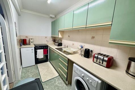 Kitchen 2.jpg