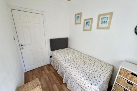 Bedroom 2b.jpg
