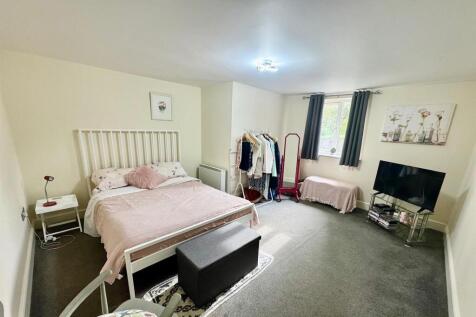 Bedroom 1.jpg