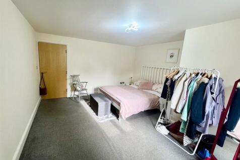 Bedroom 1b.jpg