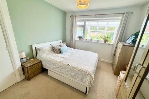 Bedroom 1b.jpg
