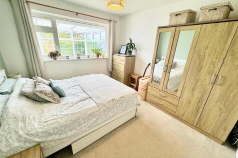 Bedroom 1.jpg