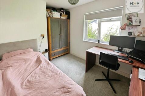 Bedroom/ Office