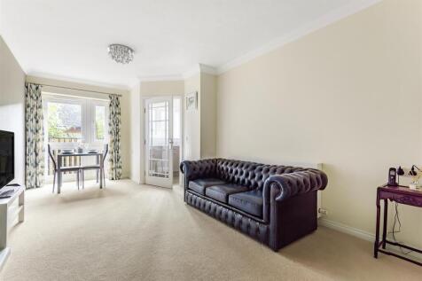 Living Room (3).jpg