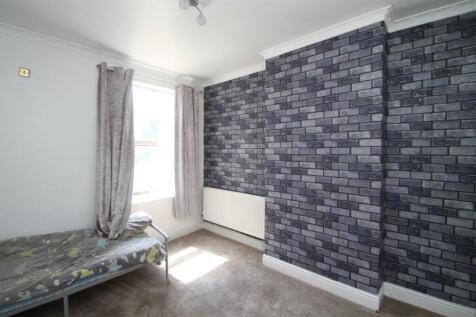 Middle Bedroom