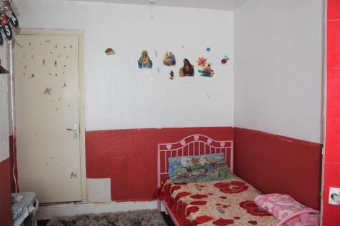 Middle Bedroom