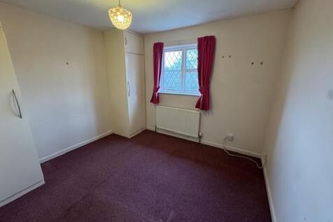 MAIN BEDROOM.jpg