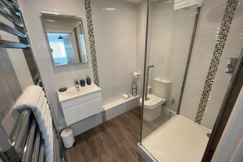 7 Pelican en suite.jpg