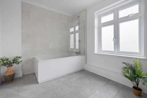 170 Pine Rd bathroom.jpg