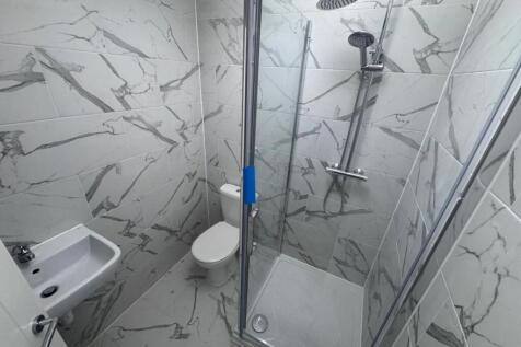 Flat 4a bathroom.jpg