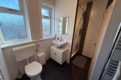 wallisdown road 401b shower.jpg