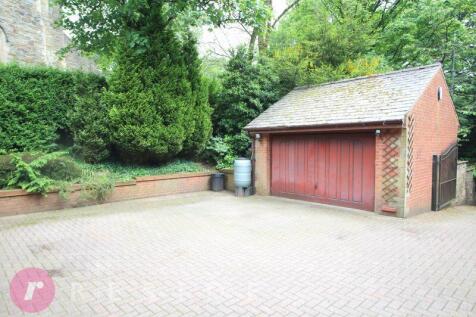 Double Garage / Driveway