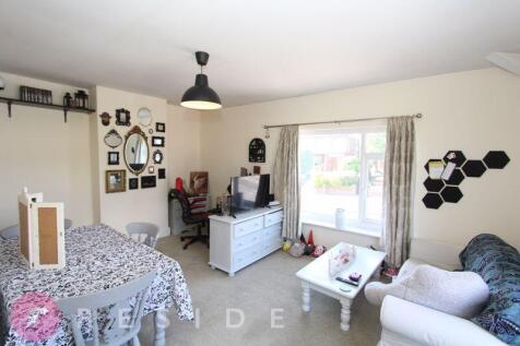Lounge/Dining Area