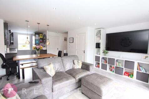 Lounge/Dining Area