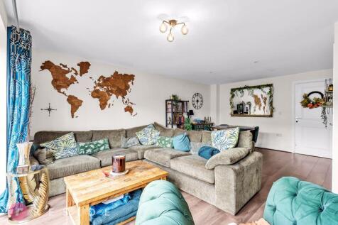 Lounge / Dining Area