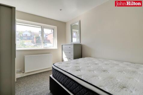 1044. Front bedroom.jpg