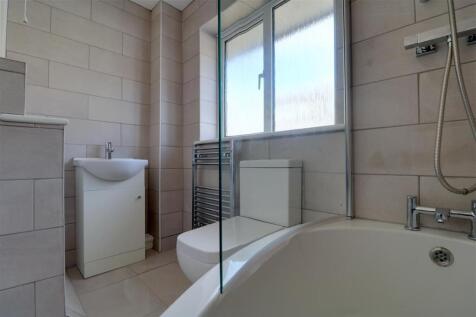 1045. Bathroom (2).jpg