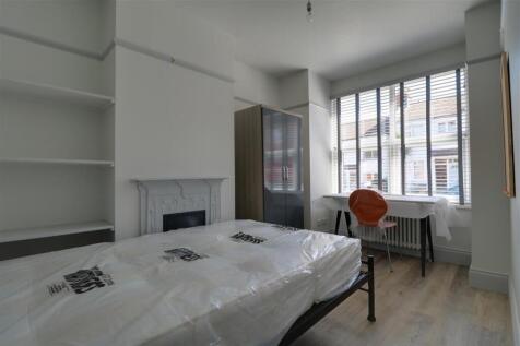 Bedroom (Medium).jpg